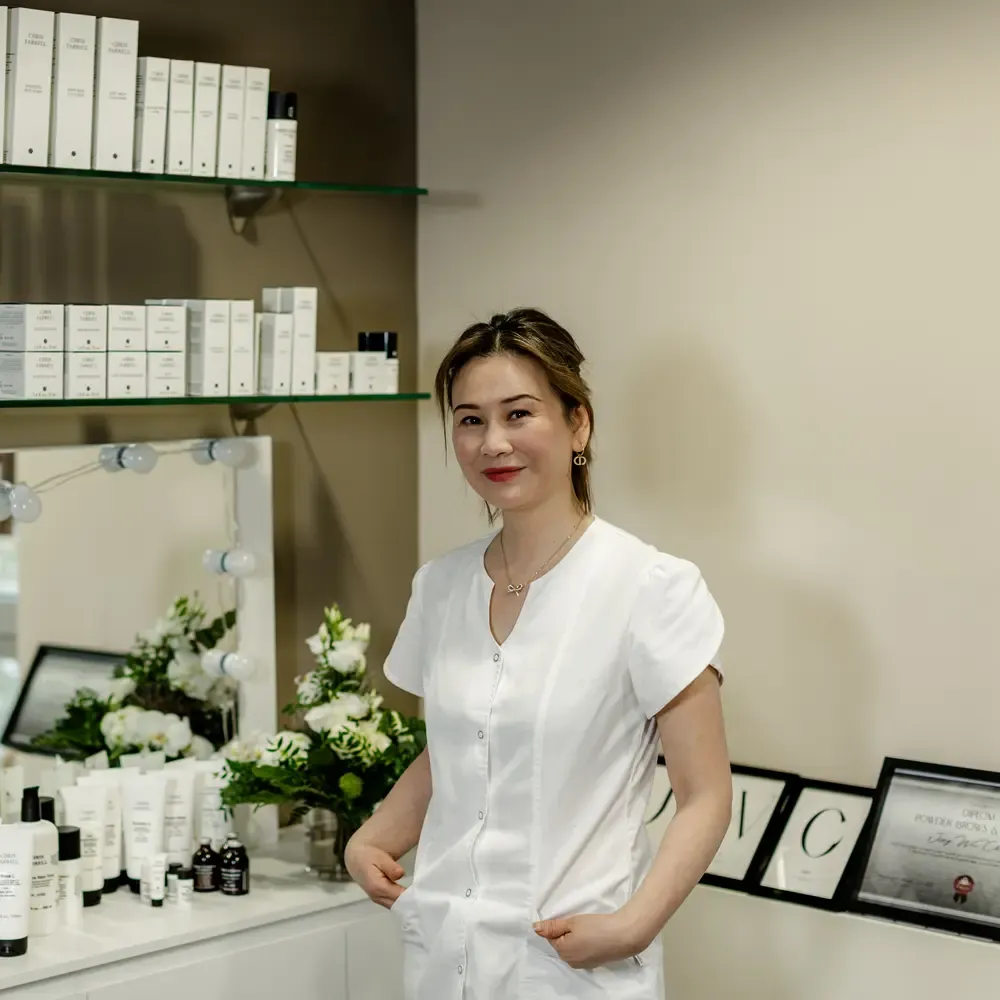 Jing Wei Chen im Kosmetikstudio