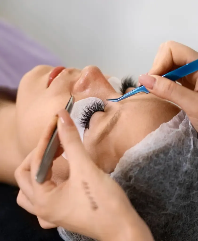 Kundin nach Wimpern Lifting und Färben bei JWC Kosmetik