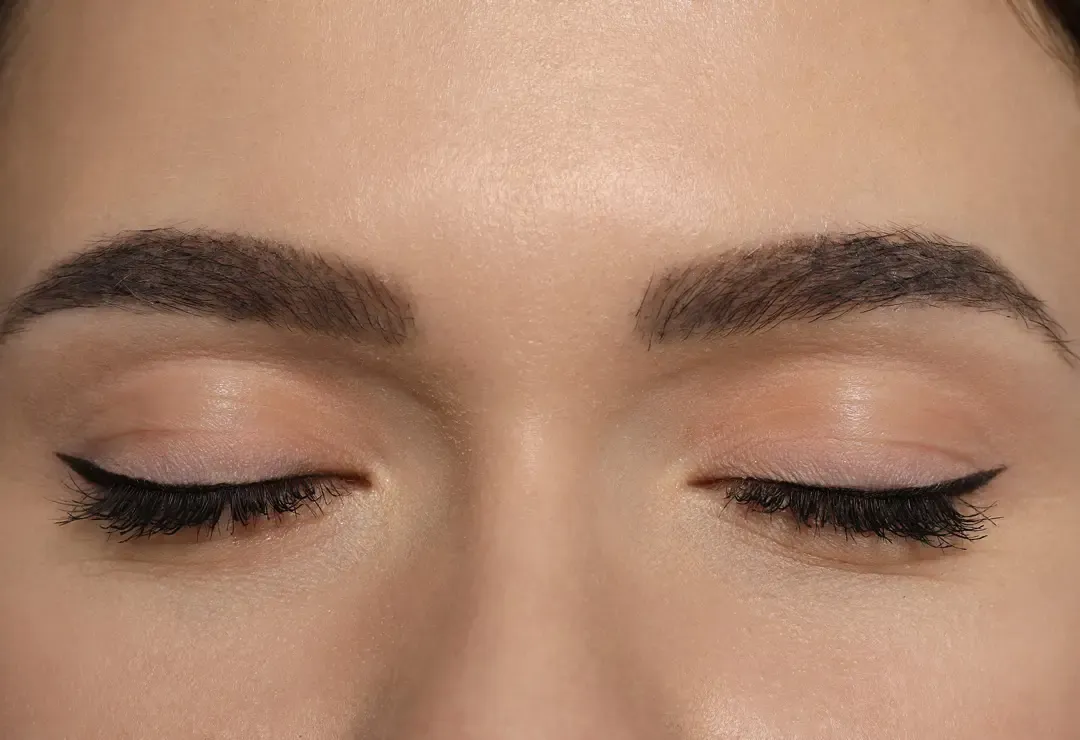 Augenbrauen Lifting und Färben bei JWC Kosmetik