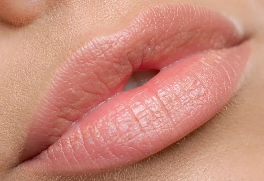 Farbauffrischung der Lippen bei JWC Kosmetik